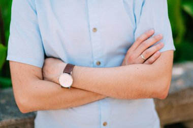 Mens el ile bir saat. Damat elleri. Deniz düğünde