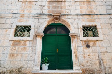 Yeşil kapı. Ahşap doku. Eski püskü, ışınlanmış boya