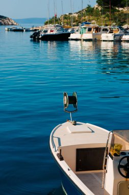 Ahşap tekneler ve balıkçı tekneleri Makarska içinde