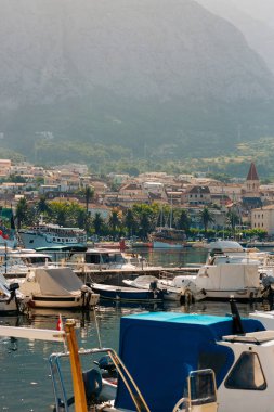 Ahşap tekneler ve balıkçı tekneleri Makarska içinde