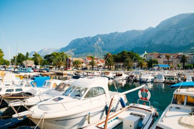 Ahşap tekneler ve balıkçı tekneleri Makarska içinde
