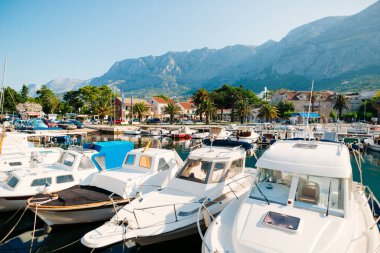 Ahşap tekneler ve balıkçı tekneleri Makarska içinde