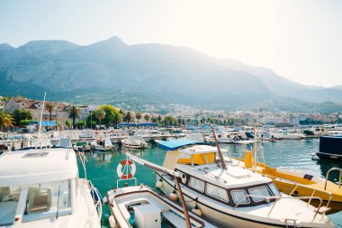Ahşap tekneler ve balıkçı tekneleri Makarska içinde