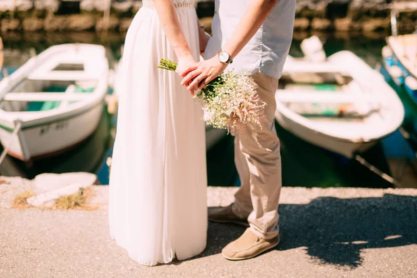 Los recién casados se dan la mano en el mar. Pareja cogida de la mano. Boda i —  Fotos de Stock