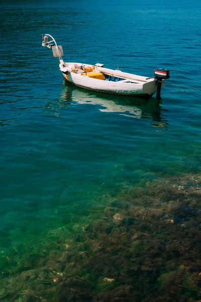 Barcos de pesca na Baía de Kotor em Montenegro — Fotografia de Stock