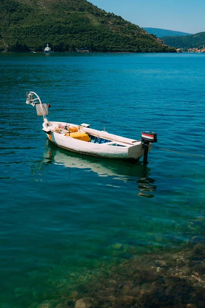 Bateaux de pêche dans la baie de Kotor au Monténégro — Photo