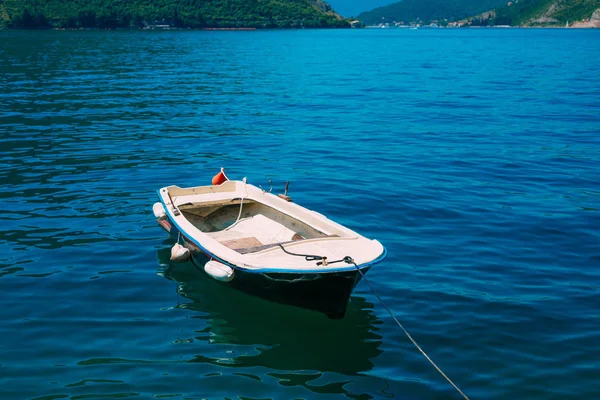 Bateaux en bois sur l'eau. Dans la baie de Kotor au Monténégro. Ma... — Photo