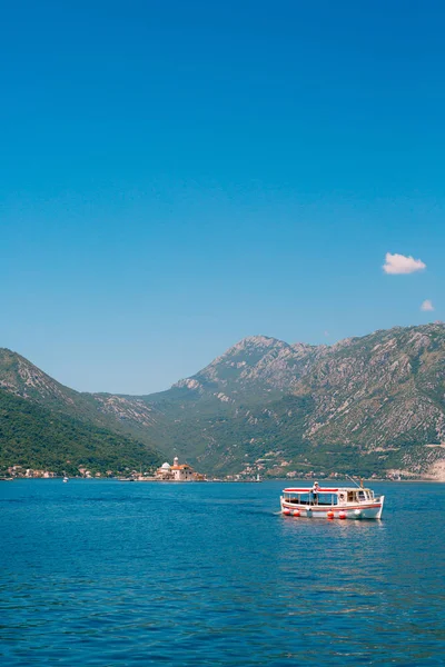 Den ön av Gospa od Skrpjela, Kotor Bay, Montenegro. — Stockfoto