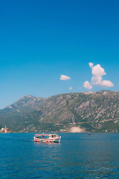 A sziget a Gospa od Skrpjela, Kotor-öböl, Montenegro. — Stock Fotó