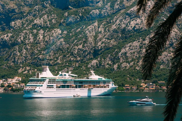 Grande navio de cruzeiro na Baía de Kotor, no Montenegro. Ver a partir de — Fotografia de Stock