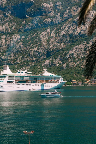 Gran crucero en la bahía de Kotor en Montenegro. Ver desde — Foto de Stock
