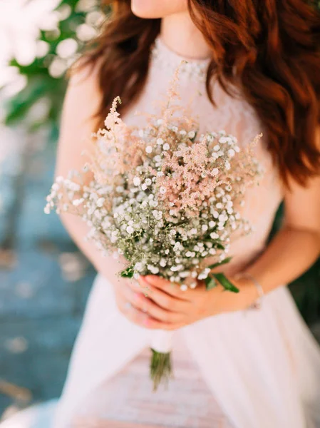 Γαμήλια νυφική ανθοδέσμη από γυψοφίλης στα χέρια της νύφης. — Φωτογραφία Αρχείου
