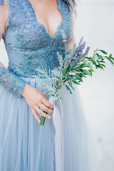 Beyaz-mavi dre gelinin elinde lavanta düğün buketi — Stok fotoğraf