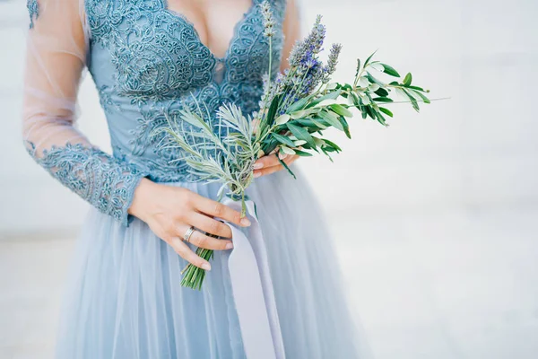 Ramo de boda de lavanda en las manos de la novia en blanco-azul dre — Foto de Stock