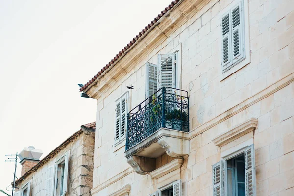 Balcone forgiato in una vecchia casa. Architettura dei Balcani, Montenegro — Foto Stock