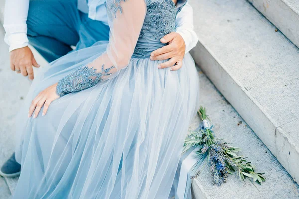Lavendel Hochzeitsstrauß liegt auf der Treppe neben der Braut ein — Stockfoto