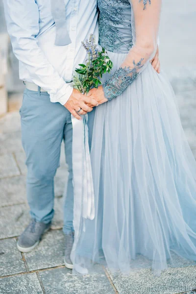 在白色蓝色 dre 新娘手中的薰衣草婚礼花束。 — 图库照片