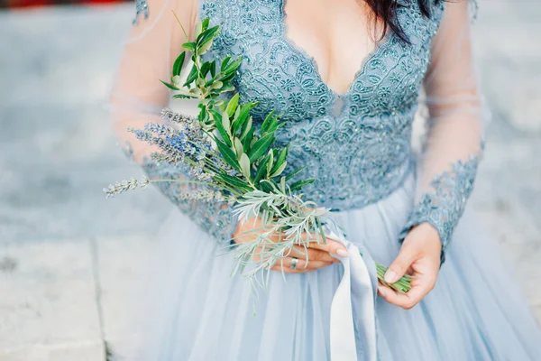 Lavendel-Brautstrauß in den Händen der Braut in weiß-blauem Dre — Stockfoto