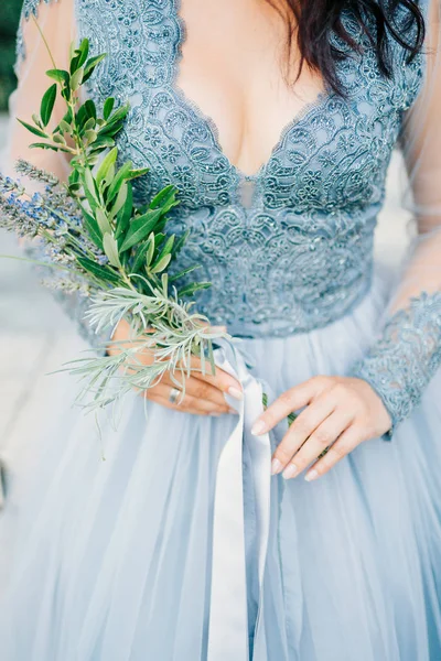 Ramo de boda de lavanda en las manos de la novia en blanco-azul dre — Foto de Stock