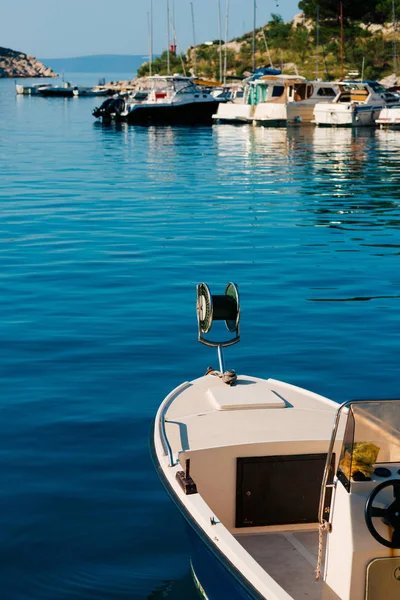 Wooden boats and fishing boats in Makarska — Stock Photo, Image