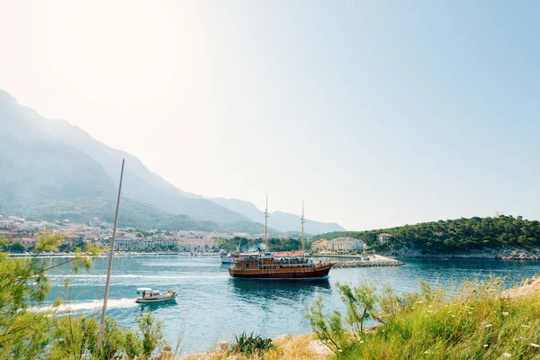 Barco à vela de madeira com turistas na cidade de Makarska, croata — Fotografia de Stock