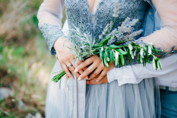 在白色蓝色 dre 新娘手中的薰衣草婚礼花束。 — 图库照片