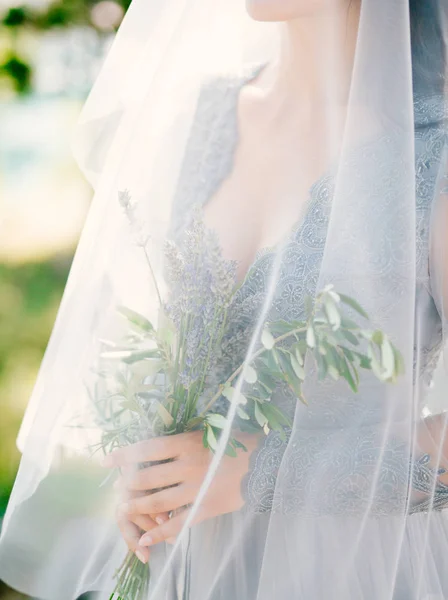 Lavender pernikahan karangan bunga di tangan pengantin di bawah kerudung di sobat — Stok Foto