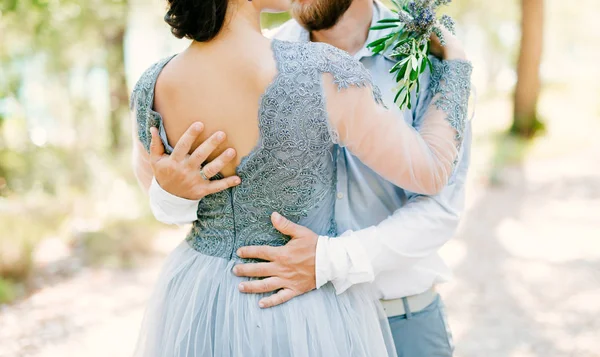 Le marié embrasse la mariée dans la forêt. Mariage à Xoegr — Photo