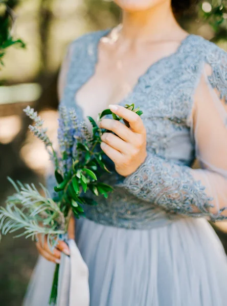 Beyaz-mavi dre gelinin elinde lavanta düğün buketi — Stok fotoğraf