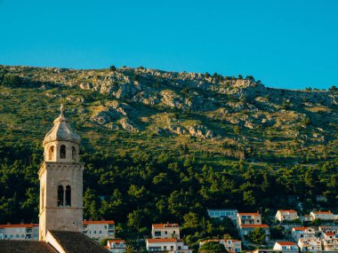 Dubrovnik'in tarihi kent, Hırvatistan. Kiremitli çatıları evlerin. Kilise TH