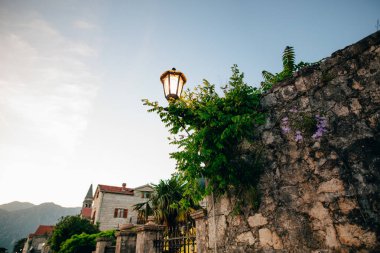 Sokakta duvardaki Vintage lamba