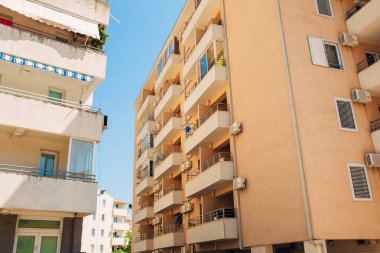 Deniz çok katlı ev. Karadağ mimarisi. Gerçek es