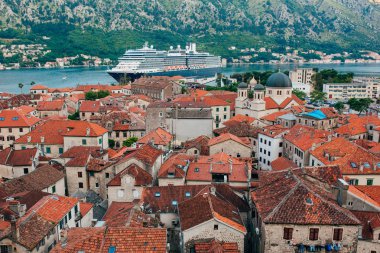 Kotor Körfezi Kotor, M Old Town yakınındaki iskelede liner