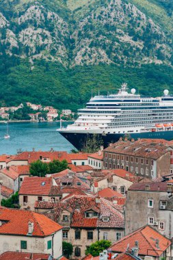 Kotor Körfezi Kotor, M Old Town yakınındaki iskelede liner