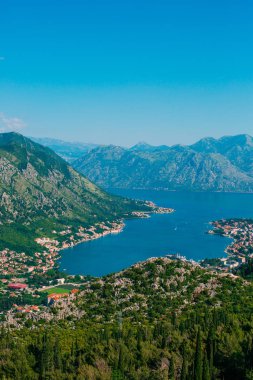 Kotor Körfezi tepelerden. Mount Lovcen için bay göster