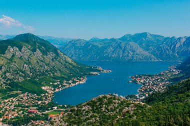 Kotor Körfezi tepelerden. Mount Lovcen için bay göster