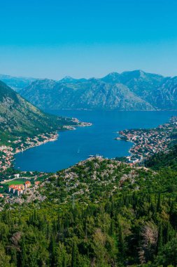 Kotor Körfezi tepelerden. Mount Lovcen için bay göster