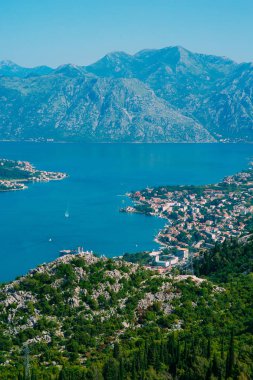 Kotor Körfezi tepelerden. Mount Lovcen için bay göster