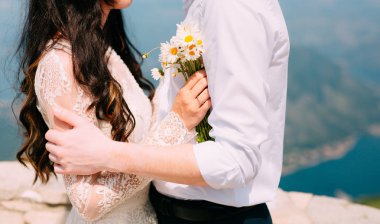 Damat gelini sahilde kucaklar. Düğün Karadağ