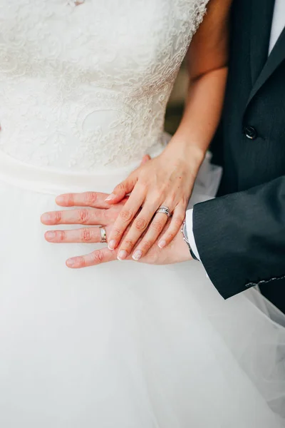 Las manos de los recién casados con anillos —  Fotos de Stock