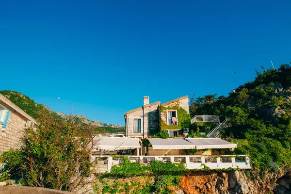 Villa vid havet. Montenegro, Kotor Bay — Stockfoto