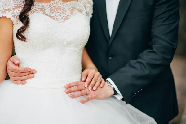 As mãos dos recém-casados com anéis — Fotografia de Stock