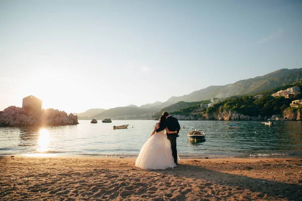 Bruid en bruidegom op het strand van de koningin Milocer — Stockfoto