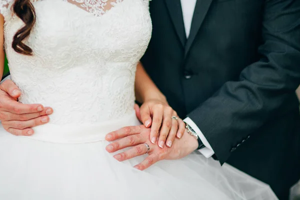 Die Hände der Frischvermählten mit Ringen — Stockfoto