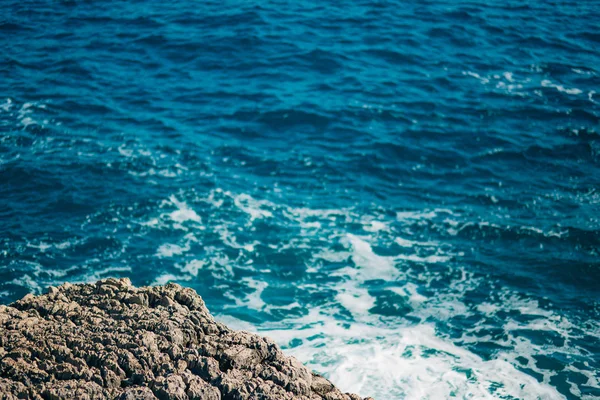 Pedras no mar em Montenegro. Costa rochosa. Praia selvagem. Dangero. — Fotografia de Stock