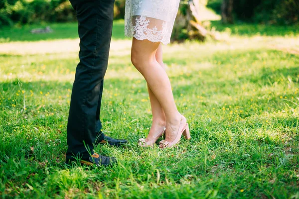 La novia y el novio en el bosque. Los pies de los recién casados en el — Foto de Stock