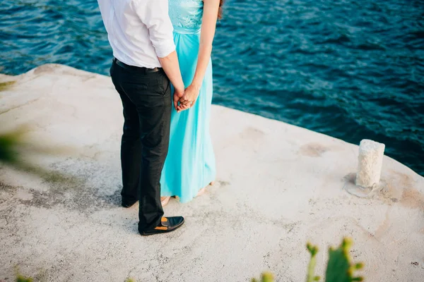 A girl in a blue sarafan and a guy in trousers and a shirt on th — Stock Photo, Image