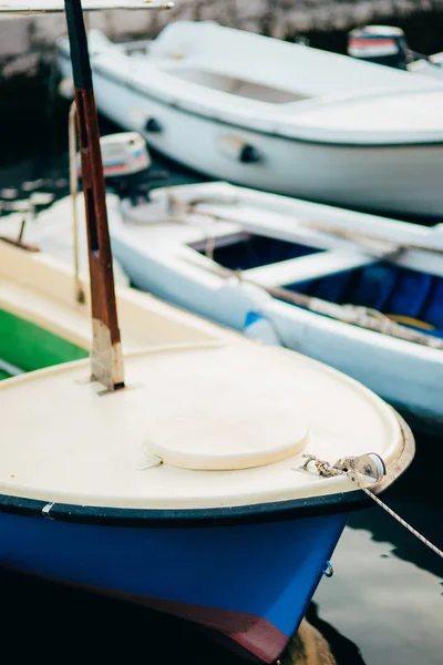 Barcos de madera en el agua. En la Bahía de Kotor en Montenegro. Ma. — Foto de Stock