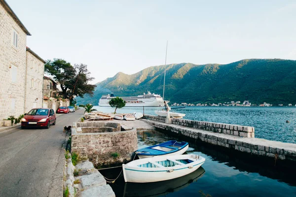 Grande navio de cruzeiro na Baía de Kotor, no Montenegro. Ver a partir de — Fotografia de Stock