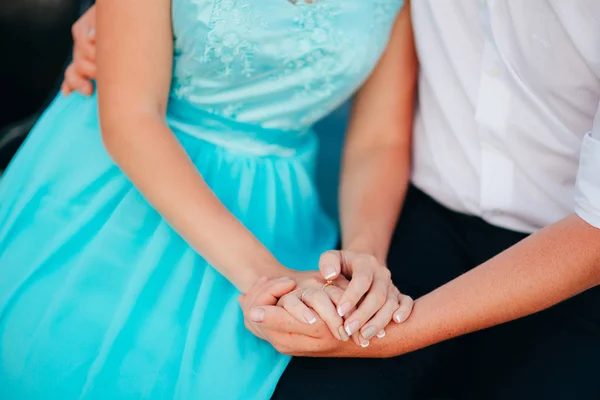 Las manos de los recién casados con anillos —  Fotos de Stock